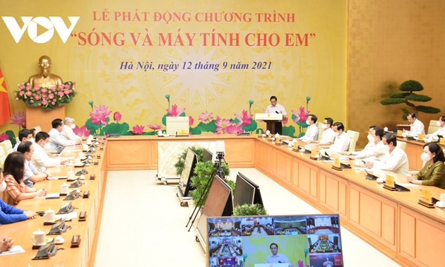 Hanoi donates computers, online learning kits for disadvantaged students 