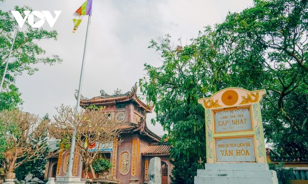 Spring tour to an ancient pagoda in Hai Duong province
