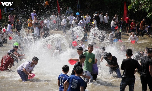 Vietnams’ biggest water splashing festival in Lai Chau 