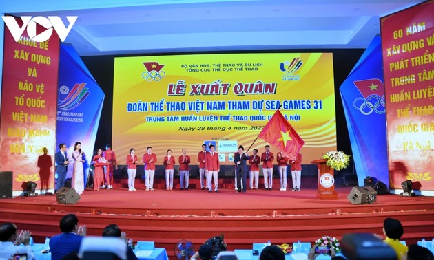 Vietnamese athletes head off for SEA Games 31