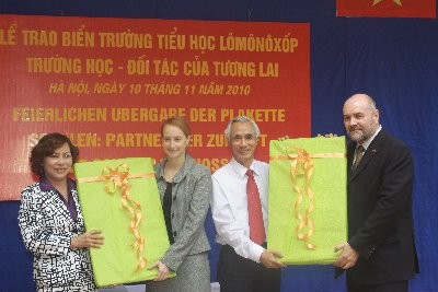 Erste Sekretärin der deutschen Botschaft in Vietnam erhält Erinnerungsorden