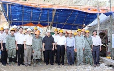 Vize-Premierminister Hoang Trung Hai prüft die Untersuchung der Uranerz-Quelle