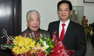 Premierminister Dung beglückwünscht frühere Spitzenpolitiker zum Neujahrsfest 