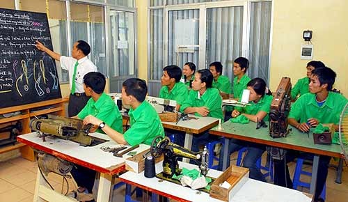Verbesserung der Ausbildung für Arbeitskräfte zur Industrialisierung und Modernisierung des Landes