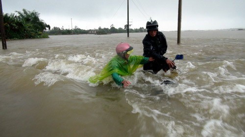 Vize-Staatspräsidentin Nguyen Thi Doan besucht die Bürger im Überschwemmungsgebiet