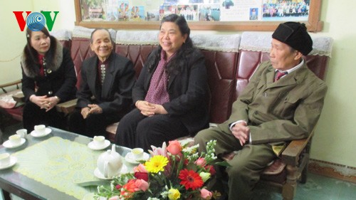 Vize-Parlamentspräsidentin Tong Thi Phong arbeitet in Yen Bai