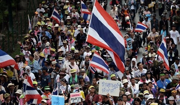 Tausende Menschen in Bangkok protestieren erneut gegen die Regierung