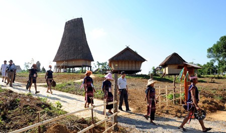 Kultur- und Tourismusdorf der vietnamesischen Völker – ein attraktives Touristenziel