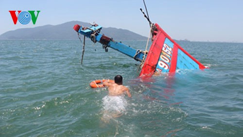 Vorbereitung für das Heben des Fischerboots, das von chinesischem Boot gerammt und versenkt wurde