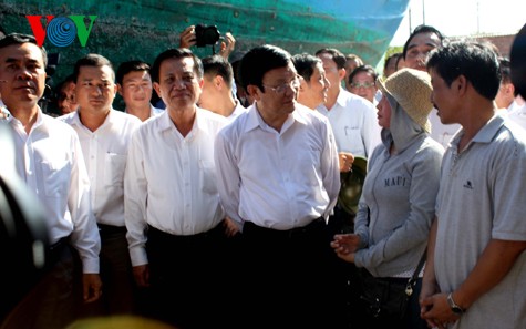 Staatspräsident Truong Tan Sang besucht Fischer, Fischereiaufsichtskräfte und Seepolizei in Da Nang