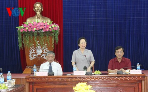 Vizestaatspräsidentin Nguyen Thi Doan besucht Familien der Kriegsversehrten und gefallenen Soldaten