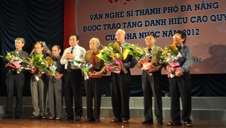 Titel, die Beiträge vietnamesischer Künstler ehren