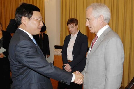 Vizepremierminister, Außenmister Pham Binh Minh empfängt US-Senator Bob Corker
