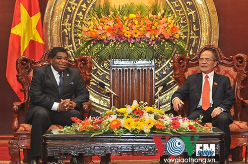 Parlamentspräsident Nguyen Sinh Hung empfängt IPU-Generalsekretär