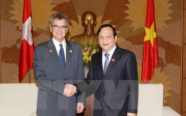 Vizeparlamentspräsident Huynh Ngoc Son empfängt die IPU-Delegation aus der Schweiz 