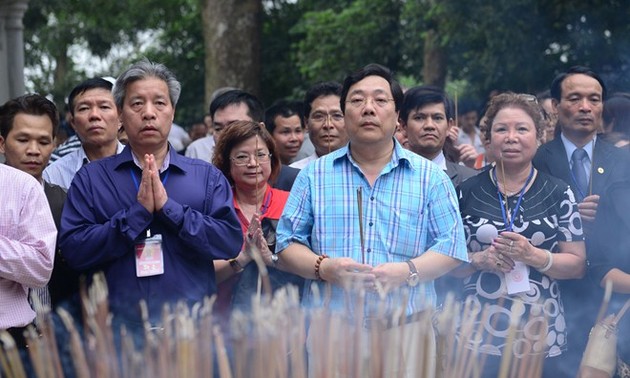 Delegation der Auslandsvietnamesen besucht den Tempel der Hung-Könige