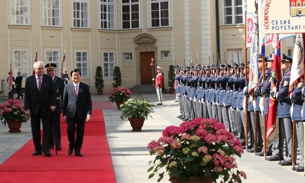 Staatsbesuch: Truong Tan Sang führt Gespräch mit dem Präsident Tschechiens Milos Zeman