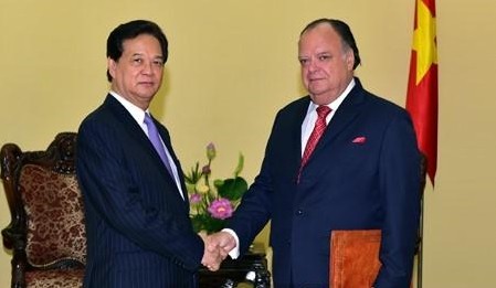 Premierminister Nguyen Tan Dung empfängt peruanischen Botschafter Carlos Berninzon