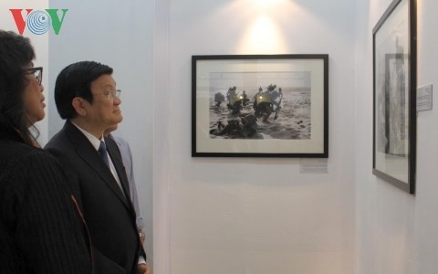 Staatspräsident Truong Tan Sang besucht Fotoausstellung der Nachrichtenagentur AP
