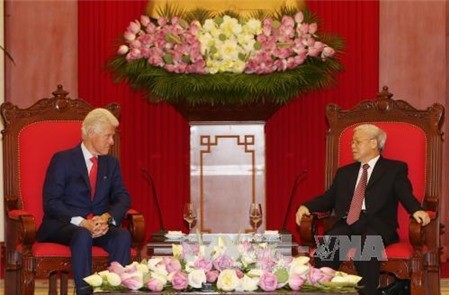 Partei- und Staatschefs Vietnams empfangen den ehemaligen US-Präsidenten Bill Clinton