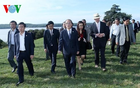 Parlamentspräsident Nguyen Sinh Hung besucht bekannte Orte in den USA
