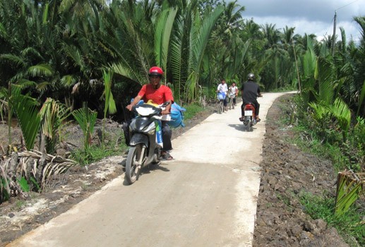 Khmer-Volksgruppe in Tra Vinh spendet Bodenstücke für Wegausbau