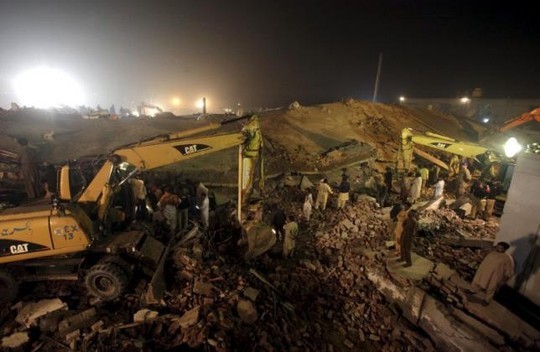 Mindestens 18 Tote bei Fabrikeinsturz in Pakistan