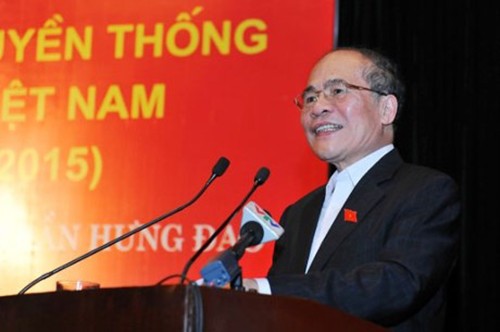 Parlamentspräsident Nguyen Sinh Hung nimmt am Festtag der Nationalsolidarität in Hanoi teil