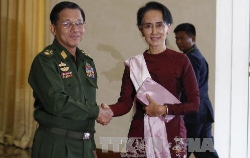 Präsident und Oberbefehlshaber Myanmars diskutieren mit Aung San Suu Kyi über Machtübergabe