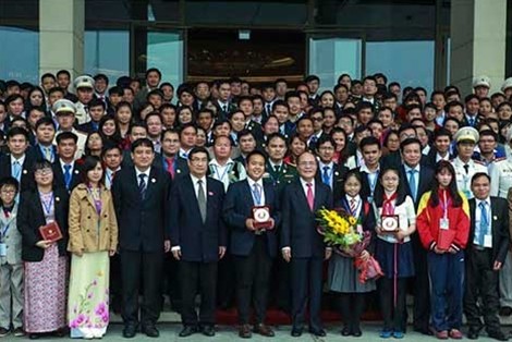 Parlamentspräsident Nguyen Sinh Hung trifft Vorbilder der jungen Talente Vietnams 