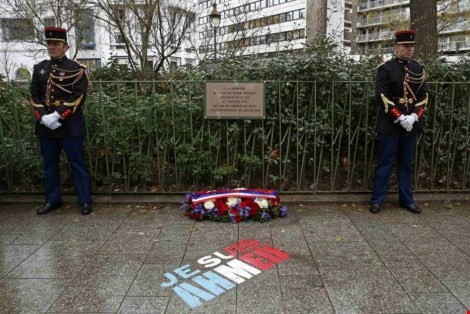 Gedenktafeln für Opfer der Anschläge auf die Satirezeitung Charlie Hebdo
