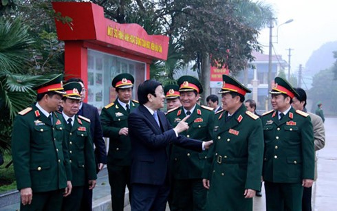 Staatspräsident Truong Tan Sang besucht die militärische Akademie für Logistik