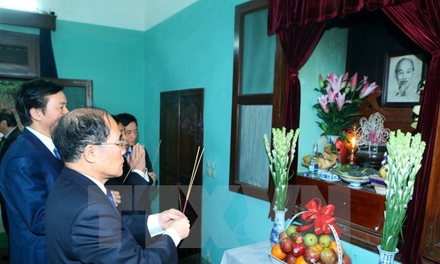 Parlamentspräsident Nguyen Sinh Hung beglückwünscht ehemalige Partei- und Staatschef