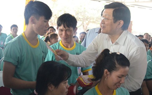 Staatspräsident Truong Tan Sang beglückwünscht Arbeiter in Ba Ria-Vung Tau