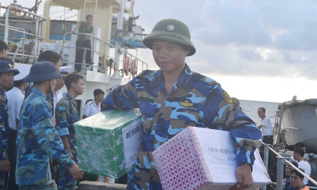 4000 Frühlingszeitungen als Geschenk für Beamte, Soldaten und Bewohner des Inselkreises Truong Sa