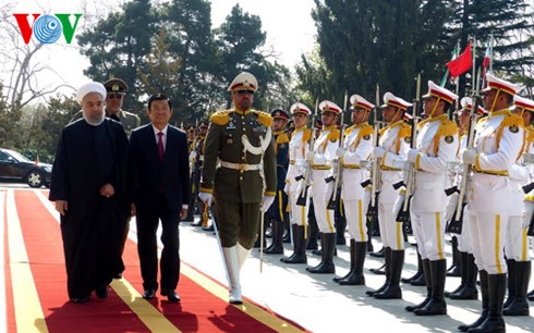 Staatspräsident Truong Tan Sang beginnt die Reise nach Iran