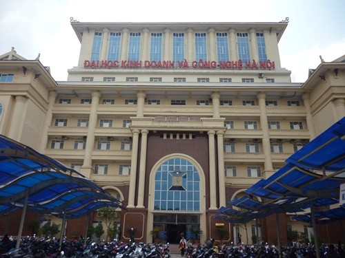 Staatspräsident besucht die Universität für Handel und Technologie Hanoi