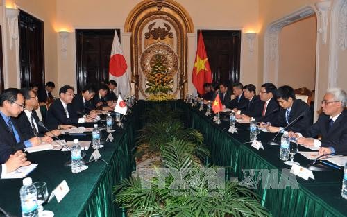 Vizepremierminister Pham Binh Minh trifft den japanischen Außenminister Fumio Kishida