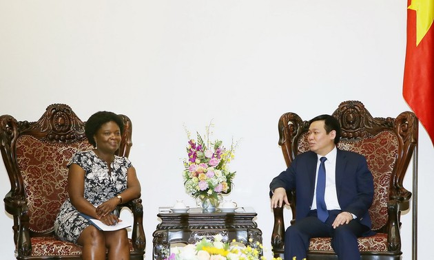 Vizepremierminister Vuong Dinh Hue trifft Vize-Präsidentin der Weltbank Victoria Kwakwa