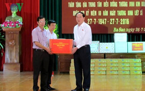 Staatspräsident Tran Dai Quang besucht Kriegsversehrte der Provinz Ha Nam