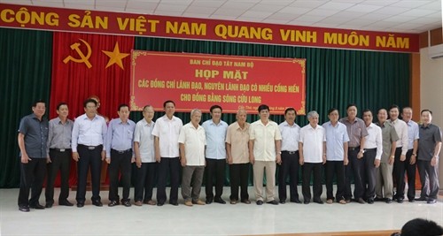 Treffen mit Leitern und ehemaligen Leitern der Provinzen im Mekong-Delta