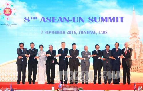 Premierminister Nguyen Xuan Phuc nimmt an ASEAN-Gipfeltreffen mit Partnerländern teil