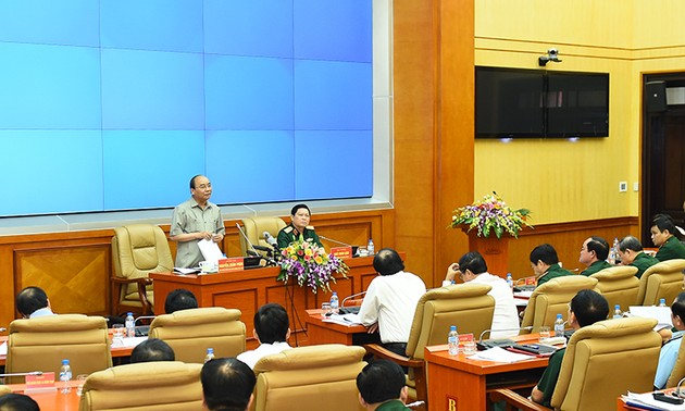 Premierminister Nguyen Xuan Phuc tagt mit Vertretern des Verteidigungsministeriums