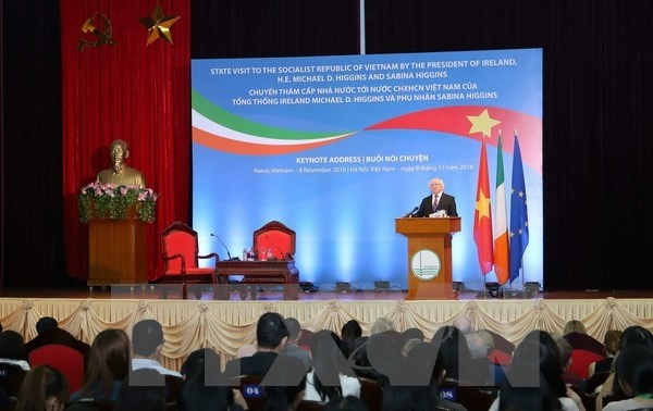 Irischer Präsident führt Gespräch mit Studenten der Nationaluniversität Hanoi