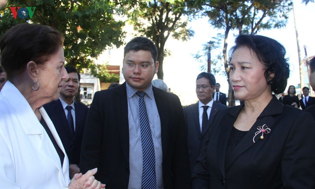 Parlamentspräsidentin Nguyen Thi Kim Ngan legt Kranz am Ho Chi Minh-Denkmal in Kuba nieder