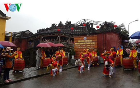 Zahlreiche Touristen besuchen die Städten und Provinzen Vietnams zum Neujahr