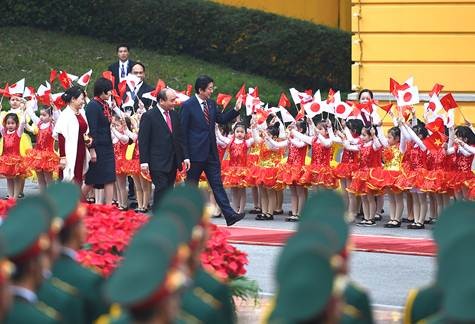 Der Vietnambesuch des Japans Premierministers Shinzo Abe und seiner Gattin geht zu Ende