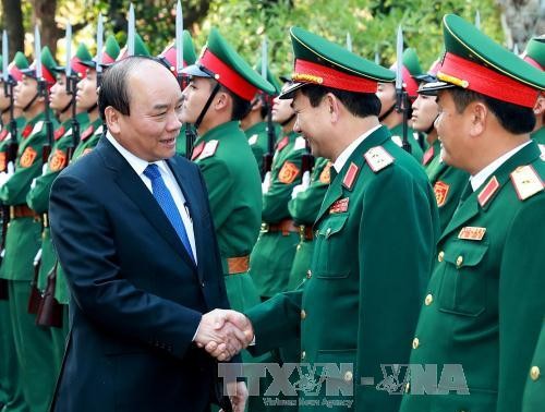 Premierminister Nguyen Xuan Phuc überprüft die Kampfbereitschaft der Division 312