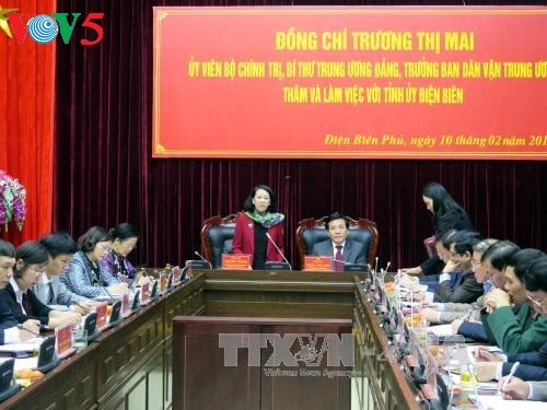Leiterin der Zentralabteilung für Öffentlichkeitsarbeit Truong Thi Mai besucht Provinz Dien Bien