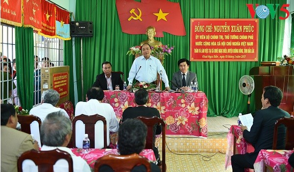 Premierminister Nguyen Xuan Phuc besucht Gemeinde Khue Ngoc Dien in Dak Lak